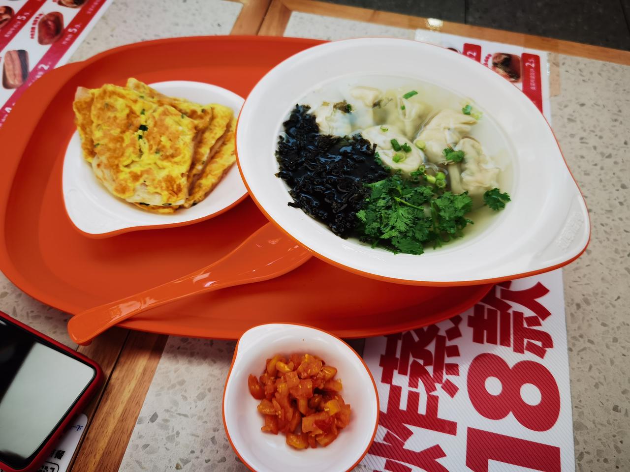 一份馄饨，一份鸡蛋饼差点20元，吃的挺饱，味道也不错