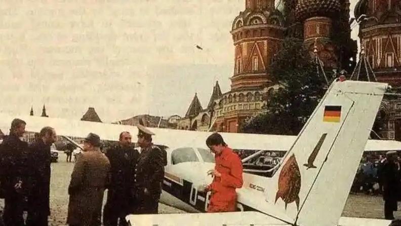 一架小飞机引发苏联政治地震
 
1987年5月28日傍晚，19岁的联邦德国业余飞