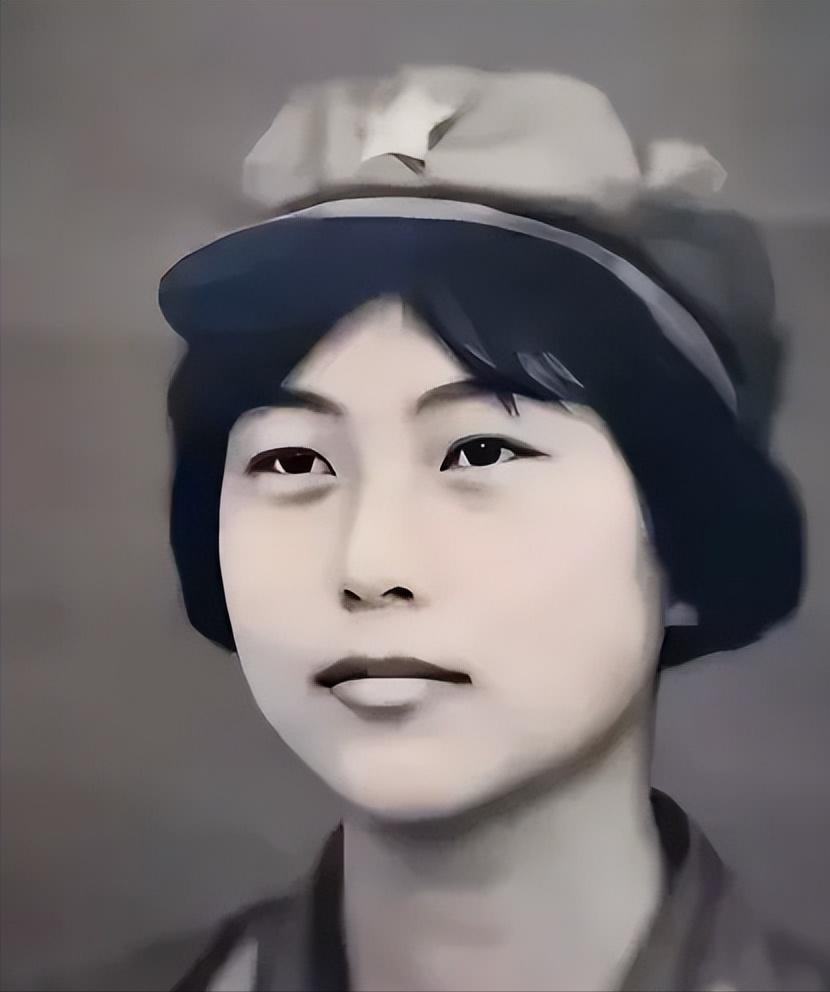 [中国赞]1982年女飞行员刘晓莲在驾驶飞机爬升至700米时，突然被一架歼击机撞