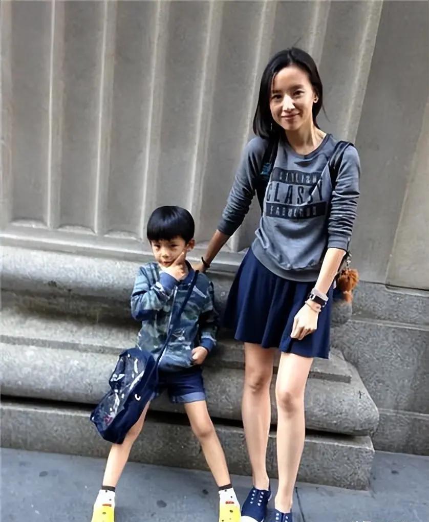 董洁晒出14岁顶顶的视频，眉眼间全是潘粤明的影子，这画面太讽刺了。
别再说什么离