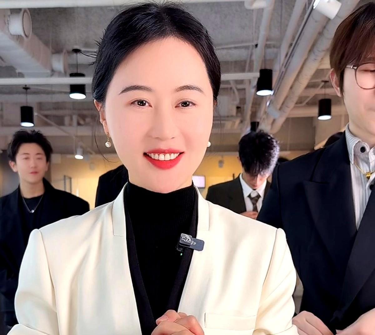 气垫掉渣，直播间翻车，没人骂它，它反而火了。
爱敬这品牌不躲不赖，直接给老用户寄