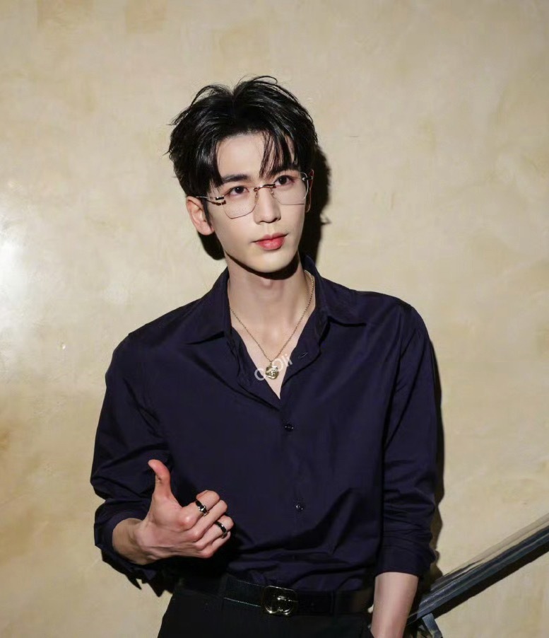 🐮戴这个金丝眼镜怎么显得这么油…张凌赫Mai晚宴合照
