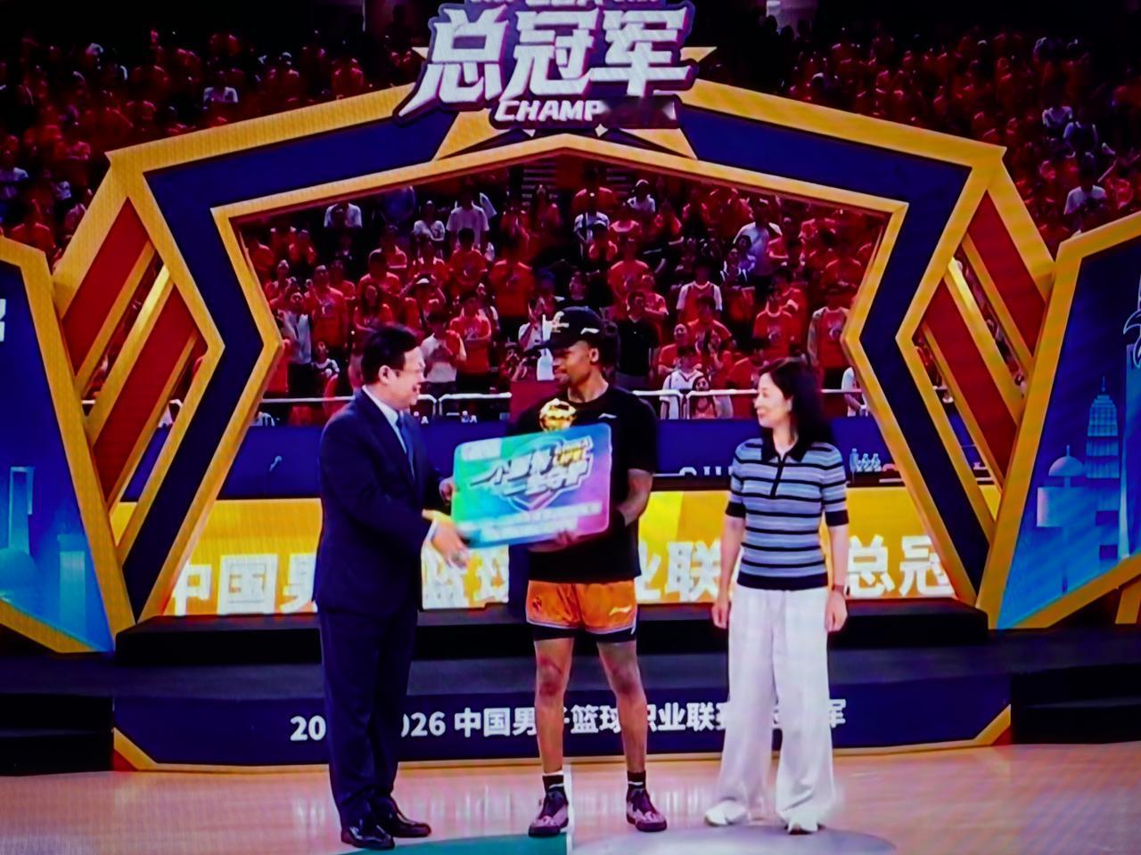 CBA这颁奖太磨叽了，古德温领个FMVP的奖还得配合打广告，轮流跟领导拍照