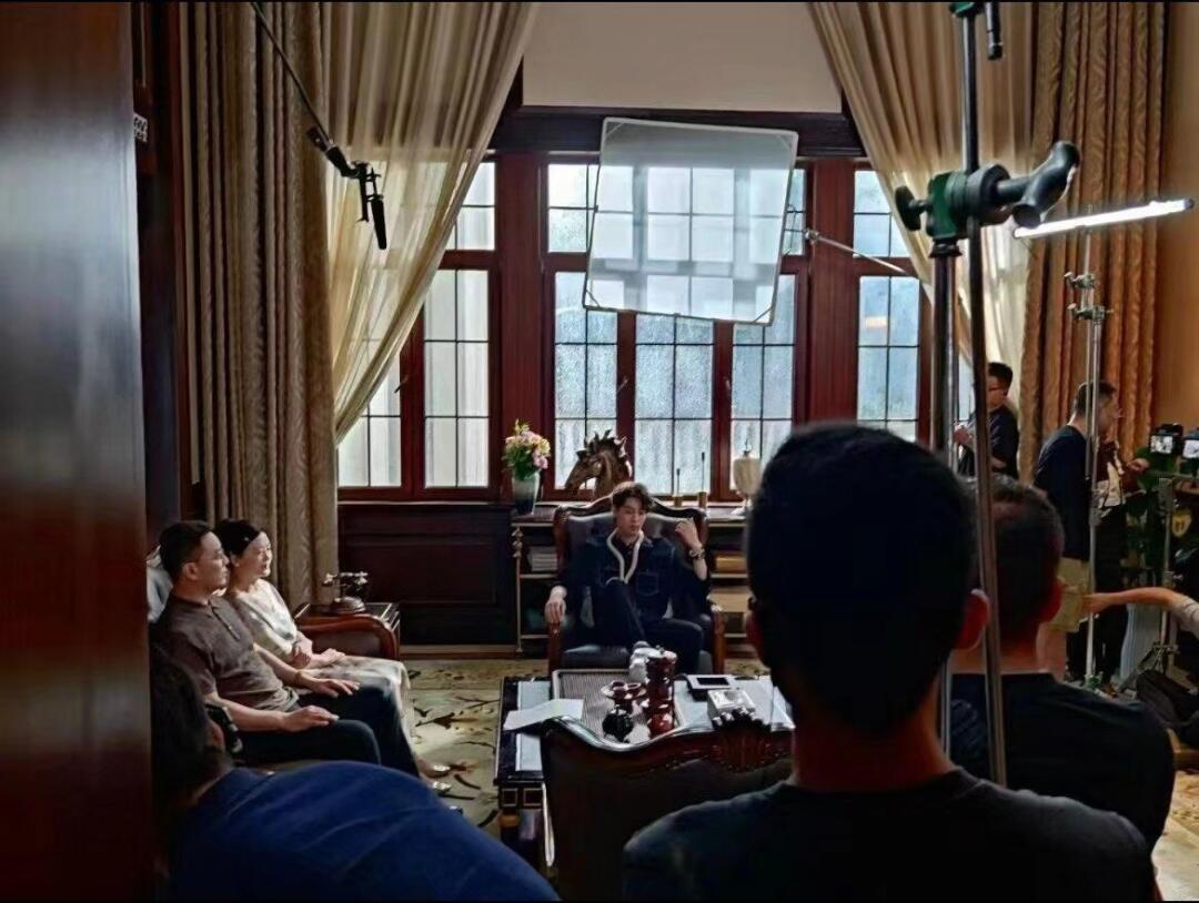 明明坐的不是主位啊[捂嘴哭]看起来像老大[泪奔]太爱他这种四平八稳的范儿了田栩宁