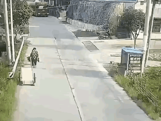 这老太是想着车走右边，她赶紧跑到左边去，却处在车盲区遭碾压！

正确的选择是在右