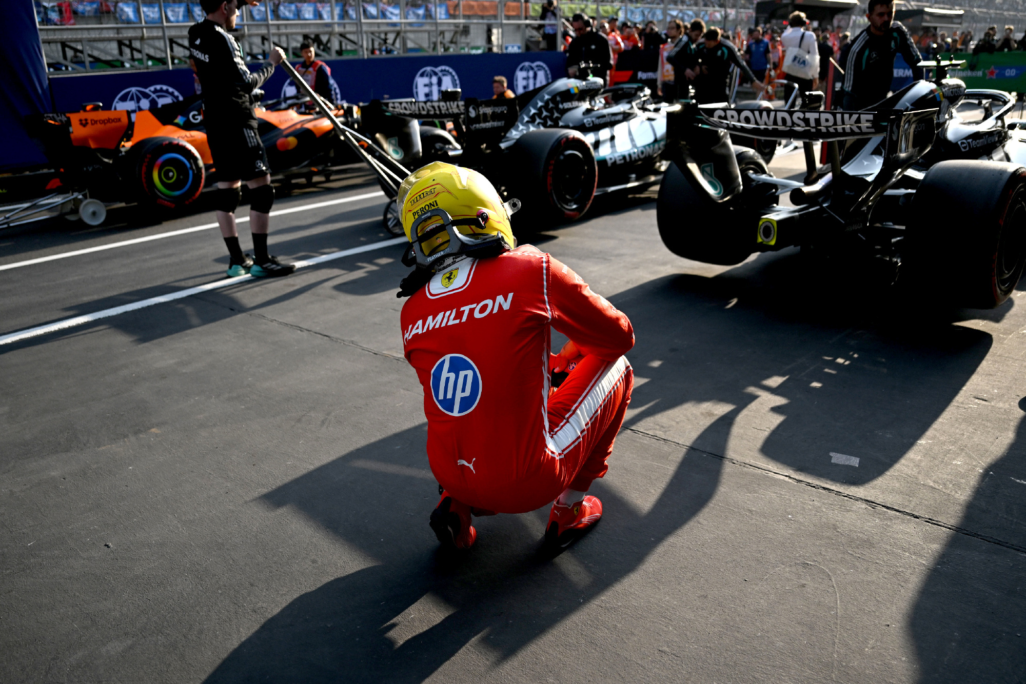 汉密尔顿赛后刺探敌情 F1七届冠军的神操作~ 以眼做尺，汉密尔顿对梅赛德斯火星车