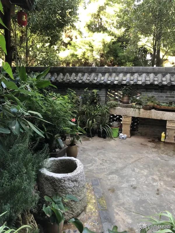 这几天我遇一件烦心事。
一位邻居的父亲去世了，他们一家都在省城生活，老家没房子，