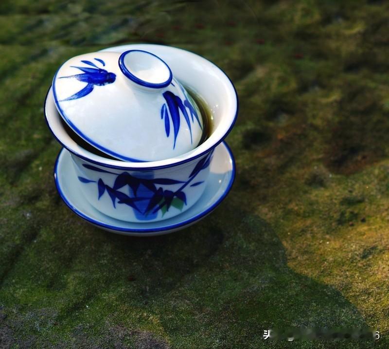 上联:美酒千杯除旧岁
下联:清茶一盏迎新春