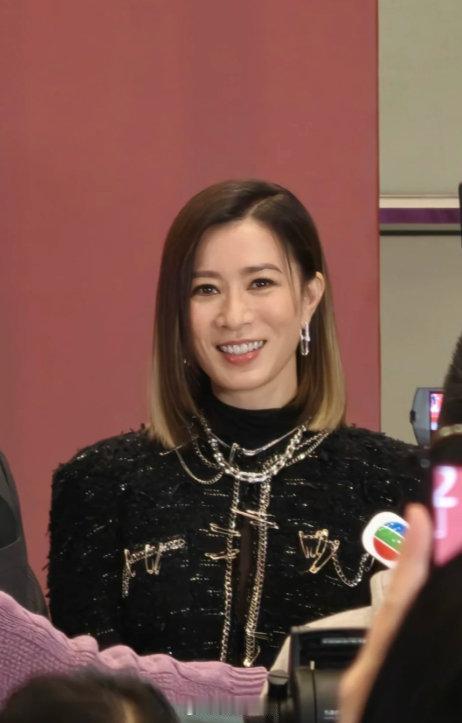 佘诗曼自曝遗嘱细节，2亿身家全给妈妈和兄弟
 
50岁的佘诗曼近日受访时首次公开