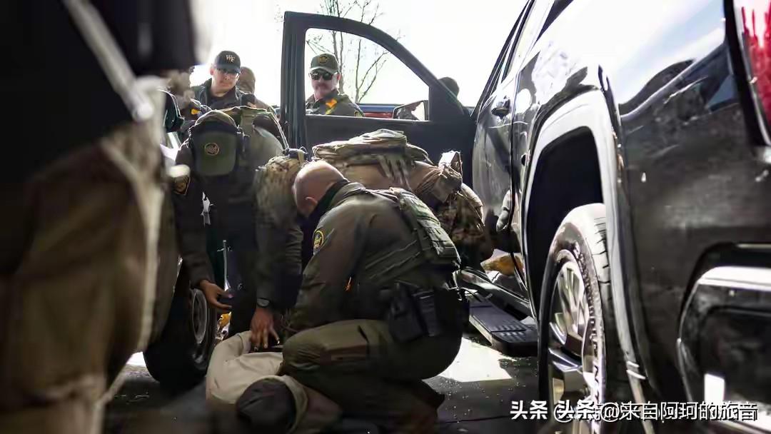 ICE自己报的数字，2026年刚过一半，死在拘留中心里面的已经有20个人了。20