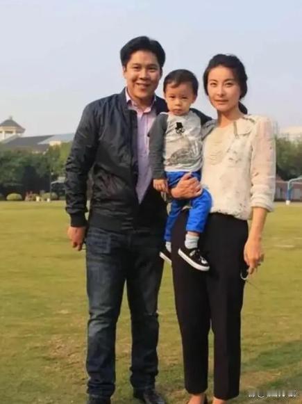 郭晶晶公公喝口奶茶，心满意足的笑了。
      元旦假期，郭晶晶背着帆布包和家