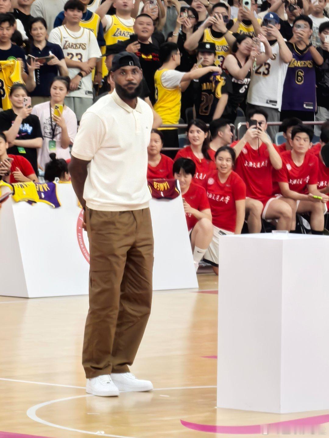 OH SHIT！LEBRON IS HERE！湖人国度nba洛杉矶湖人[超话]詹