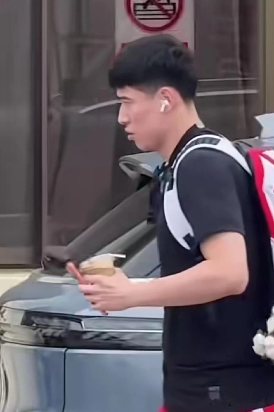中国男篮集训近照，人手一杯咖啡，我发现貌似来自南方的小伙伴更喜欢咖啡！

月底就