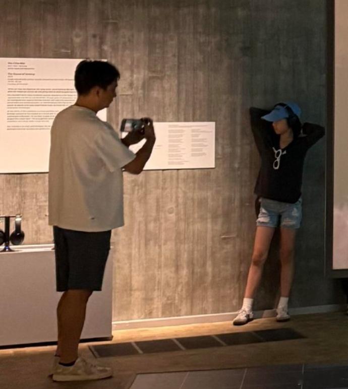 网友香港偶遇黄磊给女儿拍照 香港偶遇黄磊孙莉一家，夫妻俩带着俩孩子香港了~​​​