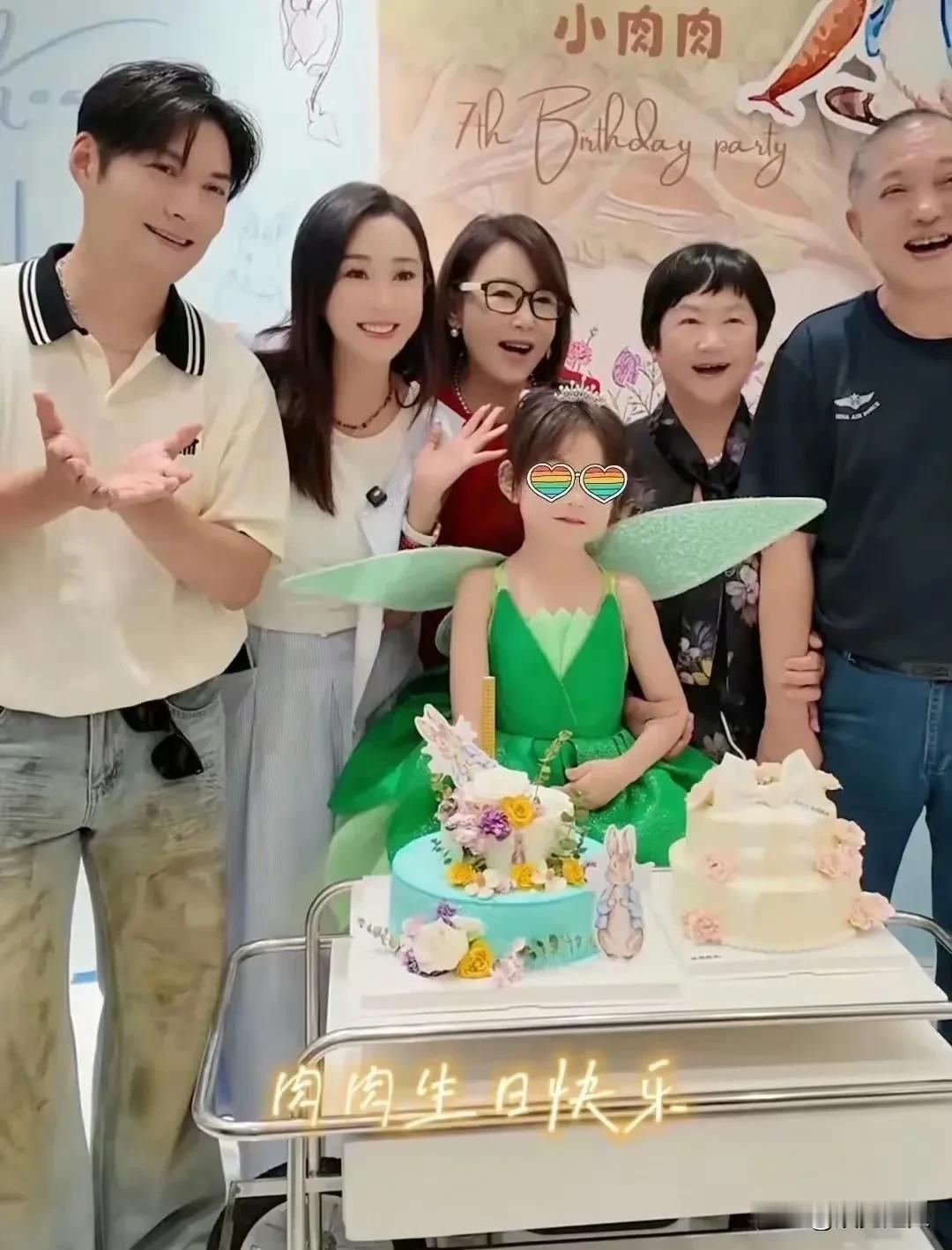 严屹宽晒女儿7岁生日派对照，一家6口颜值逆天，岳母穿红裙年轻得像姐妹！