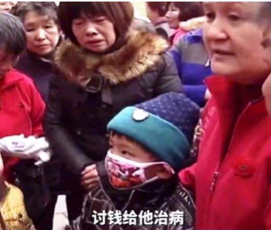 泪目了，江西南昌，一对夫妻双双因病离世，临终前，将2岁的儿子托付给保姆，谁料，保
