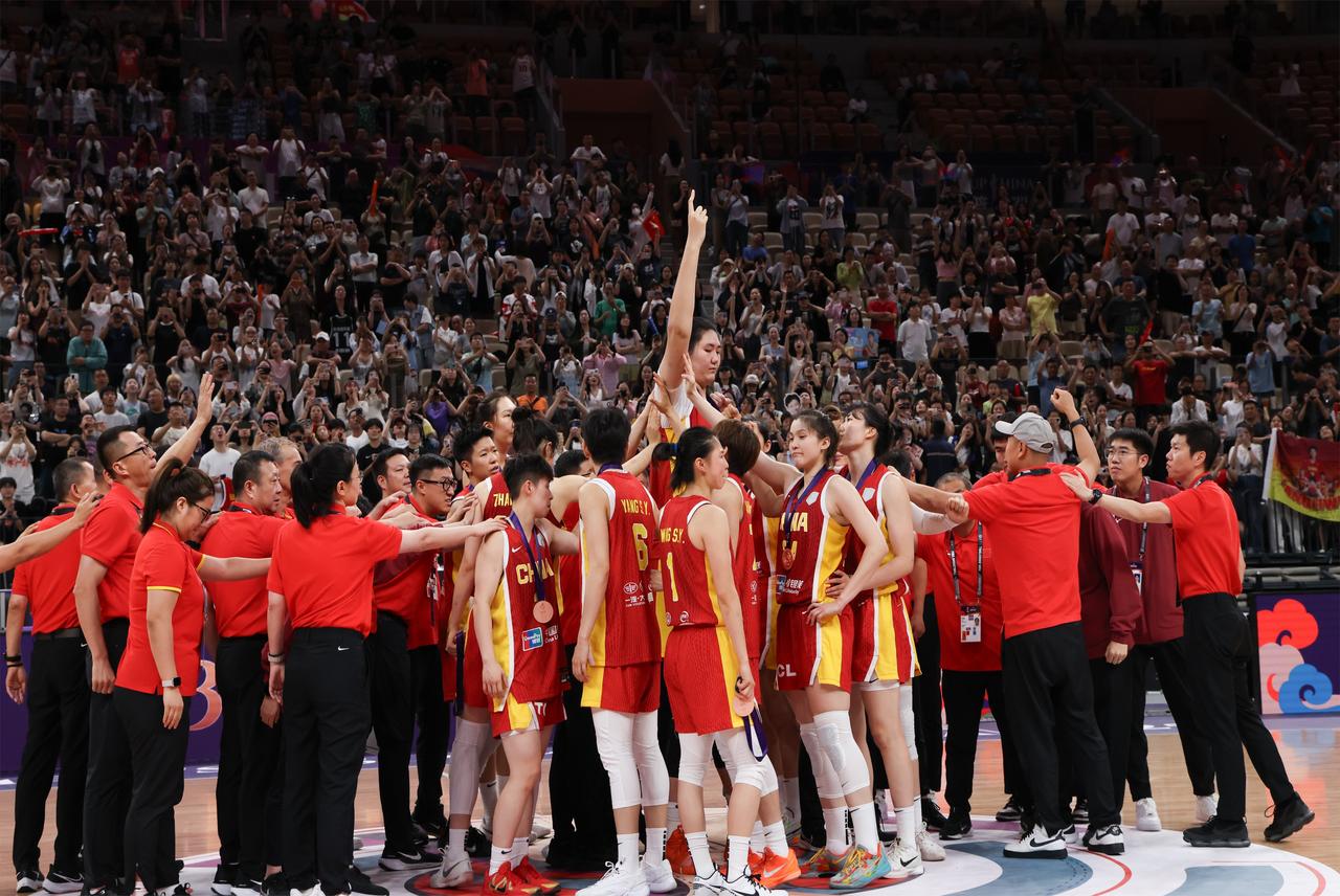 昨晚刷到女篮赛程出炉的消息，整个人一下子坐直了。你知道吗，我们女篮姑娘们这回就在