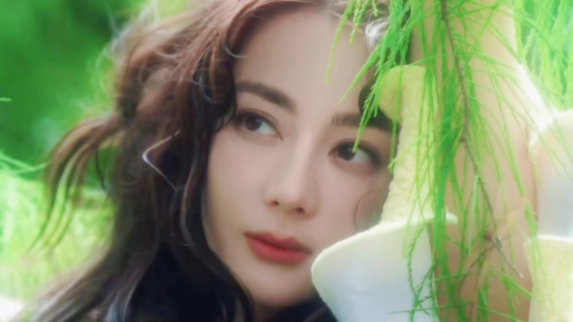 迪丽热巴首个vogue单人封面只有山野间最纯净之气才能化作这样美好纯粹的人…自然