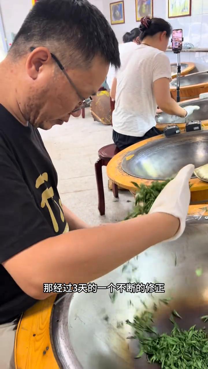 炒手工龙井夏茶。
炒茶的人没茶炒的时候手会痒，做茶的人坐在一起吹吹牛的时候对着空