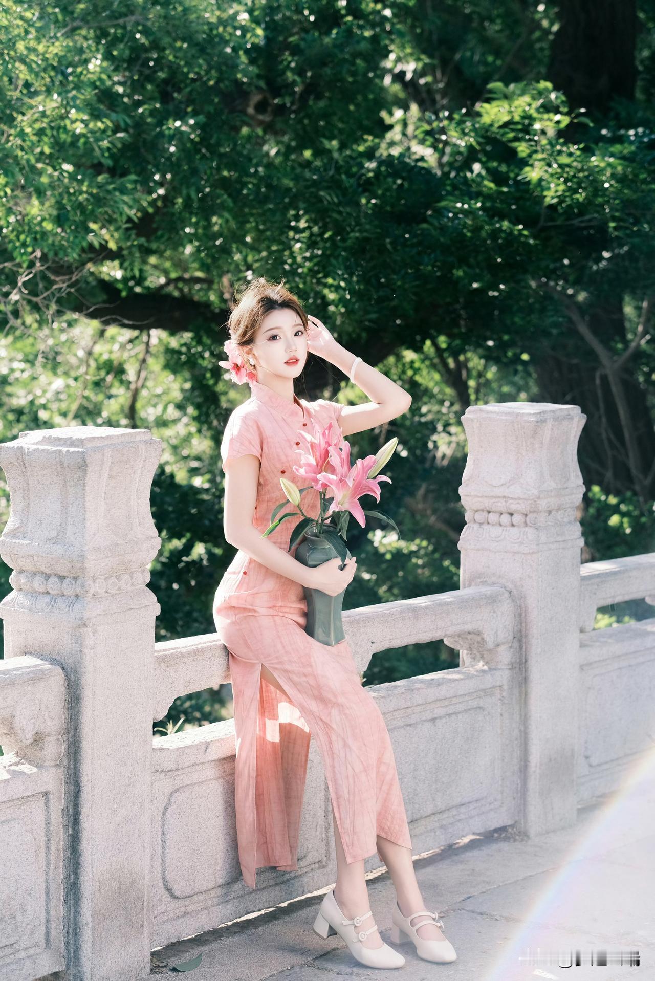 粉嫩的旗袍少女与花共舞，梦幻般的春日时光。