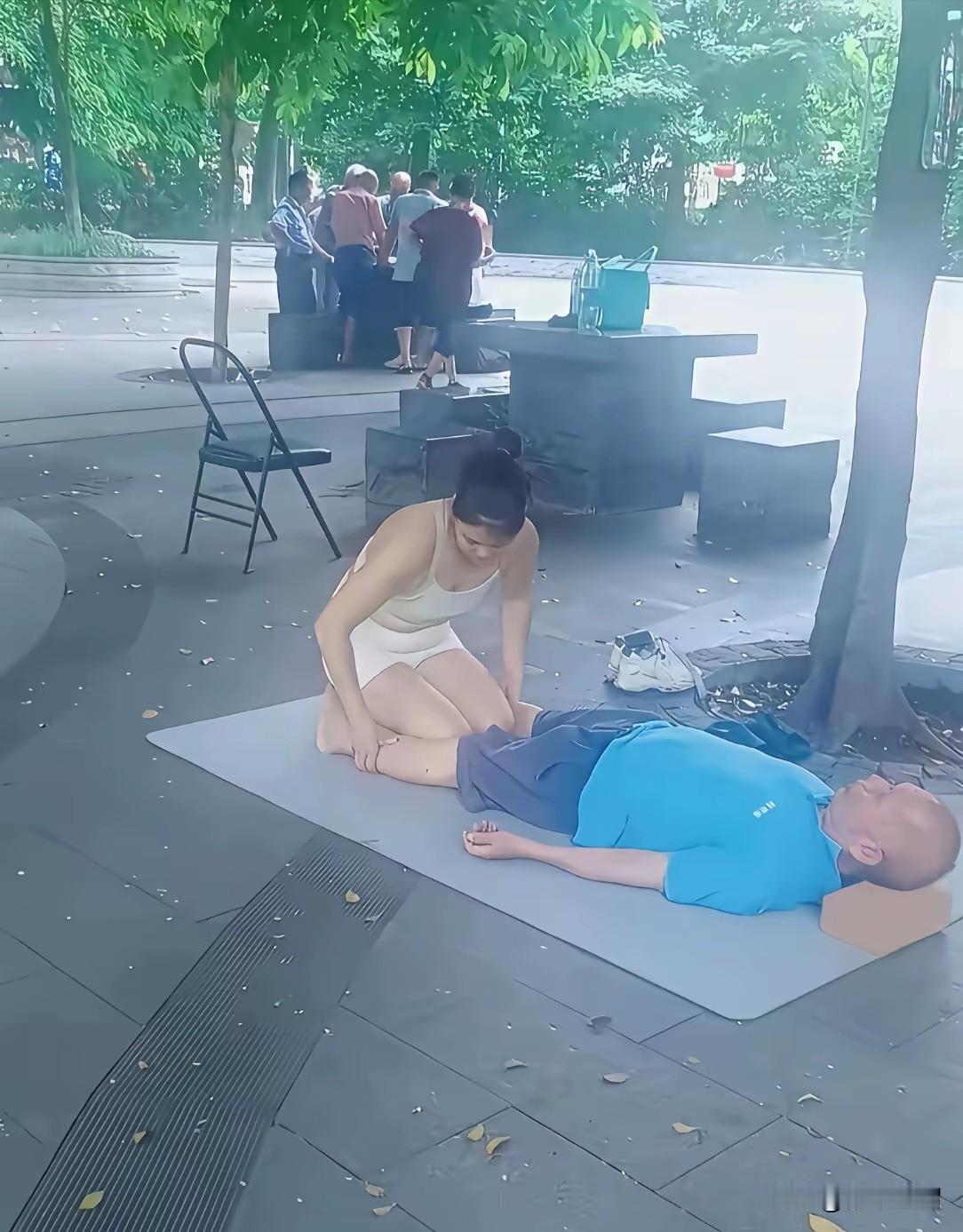 大爷这是在享受什么服务？不用躲在阴暗的地方偷偷摸摸地做，白白嫩嫩为大爷服务的女子