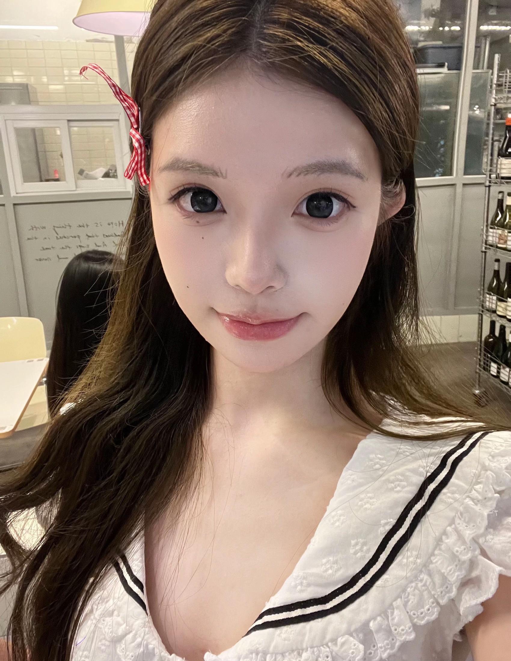 我可以一直吃同样的饭 反复听同样的歌 我不喜欢新鲜感 我想要安稳的一切