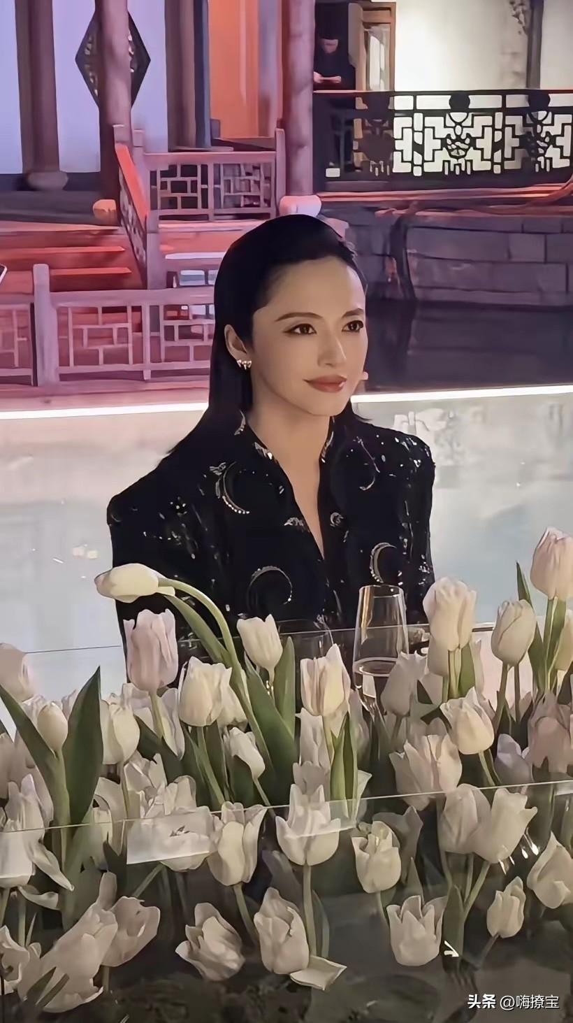 姚晨戴了20年的郭芙蓉滤镜
终于被她自己作没了
二婚二离观众的质疑声不小

原来