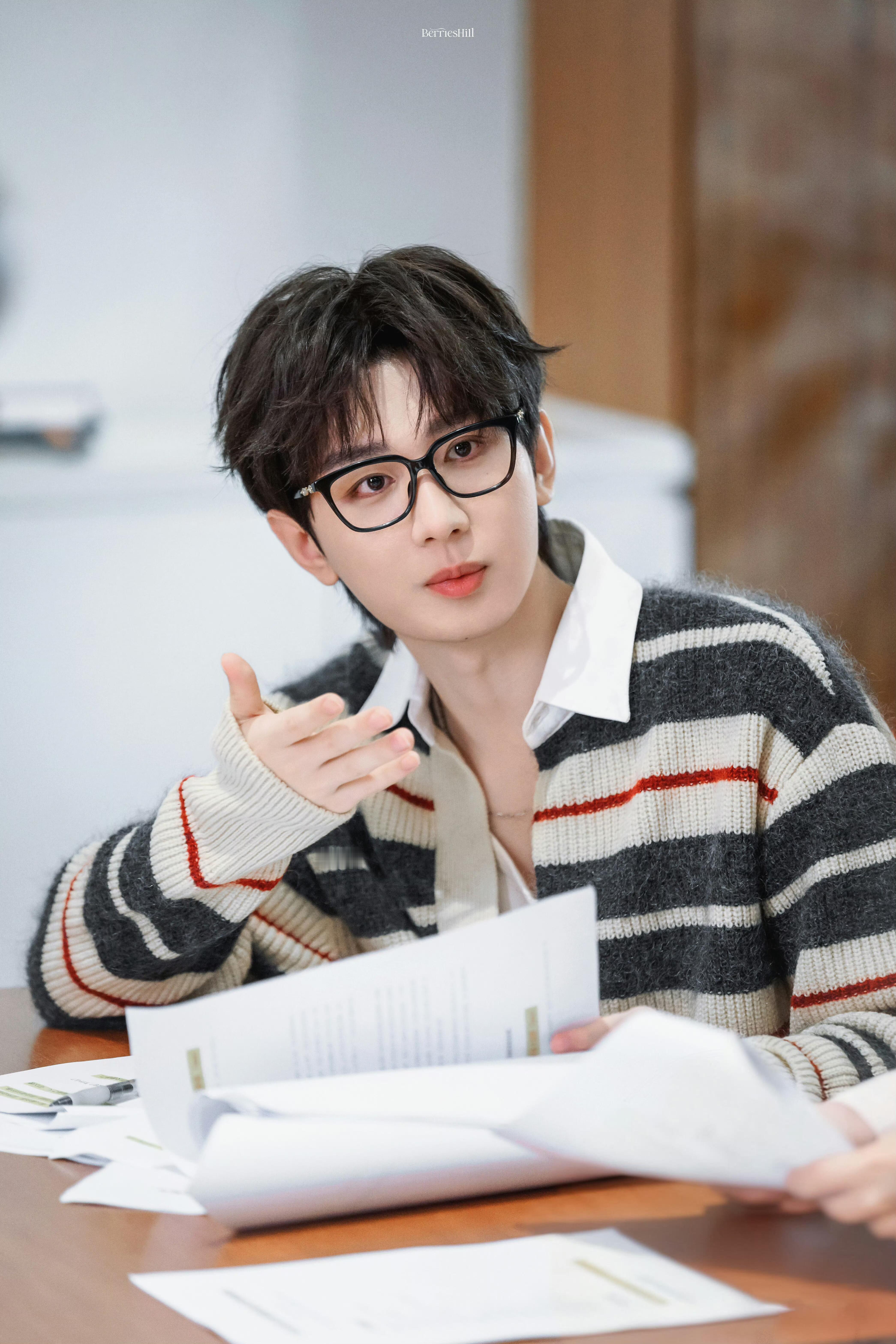 赵樱子因姓张1米9男生而不拍戏这个赵韩樱子到底爱谁啊？今天爱成毅 明天爱陈晓 后