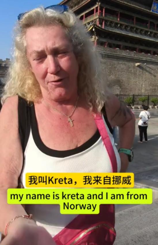 这下真实现了欧洲挣钱中国花！陕西西安，一位61岁的挪威阿姨来旅游，结果被这里的物