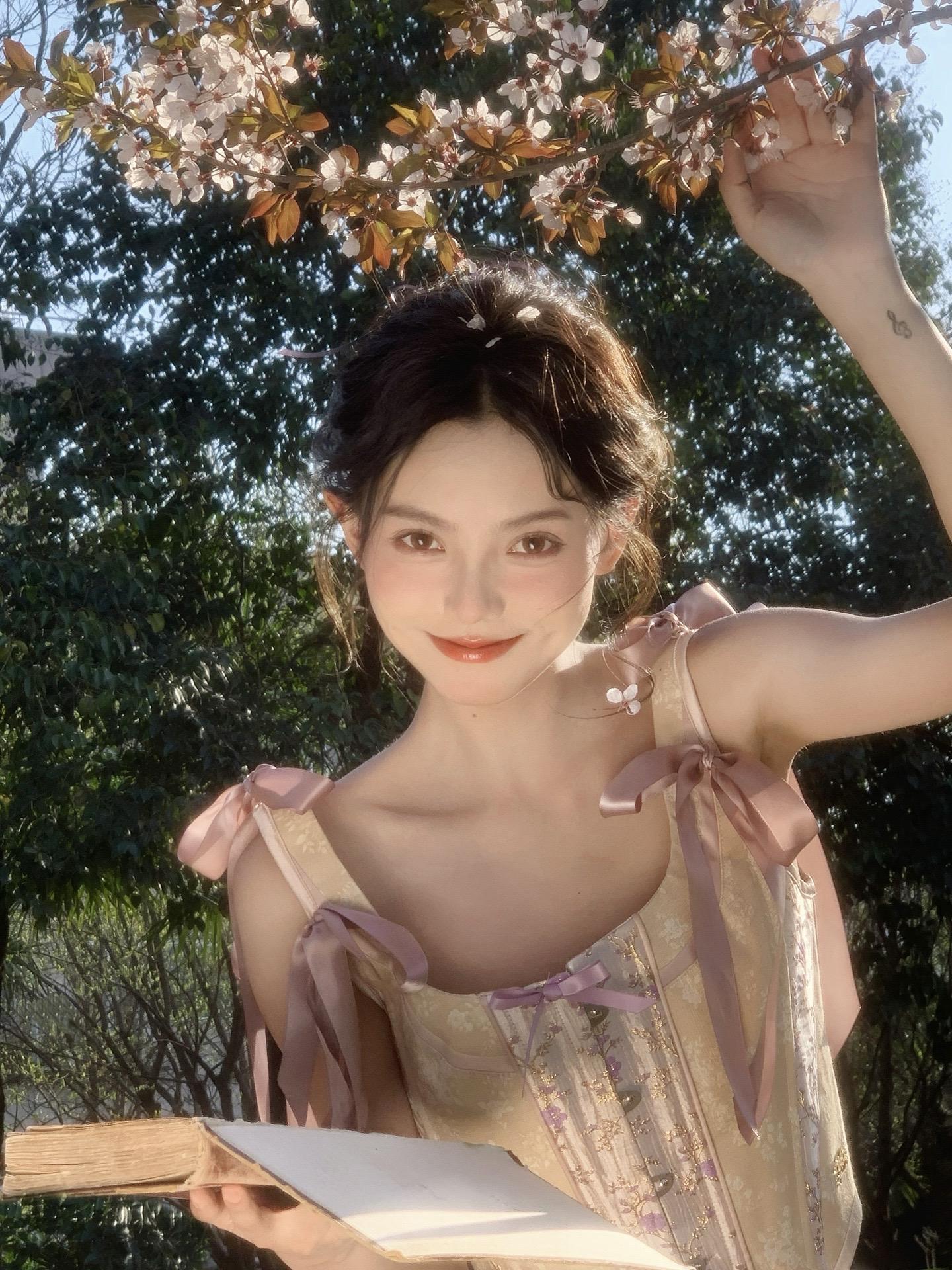 紫叶李树下✨。