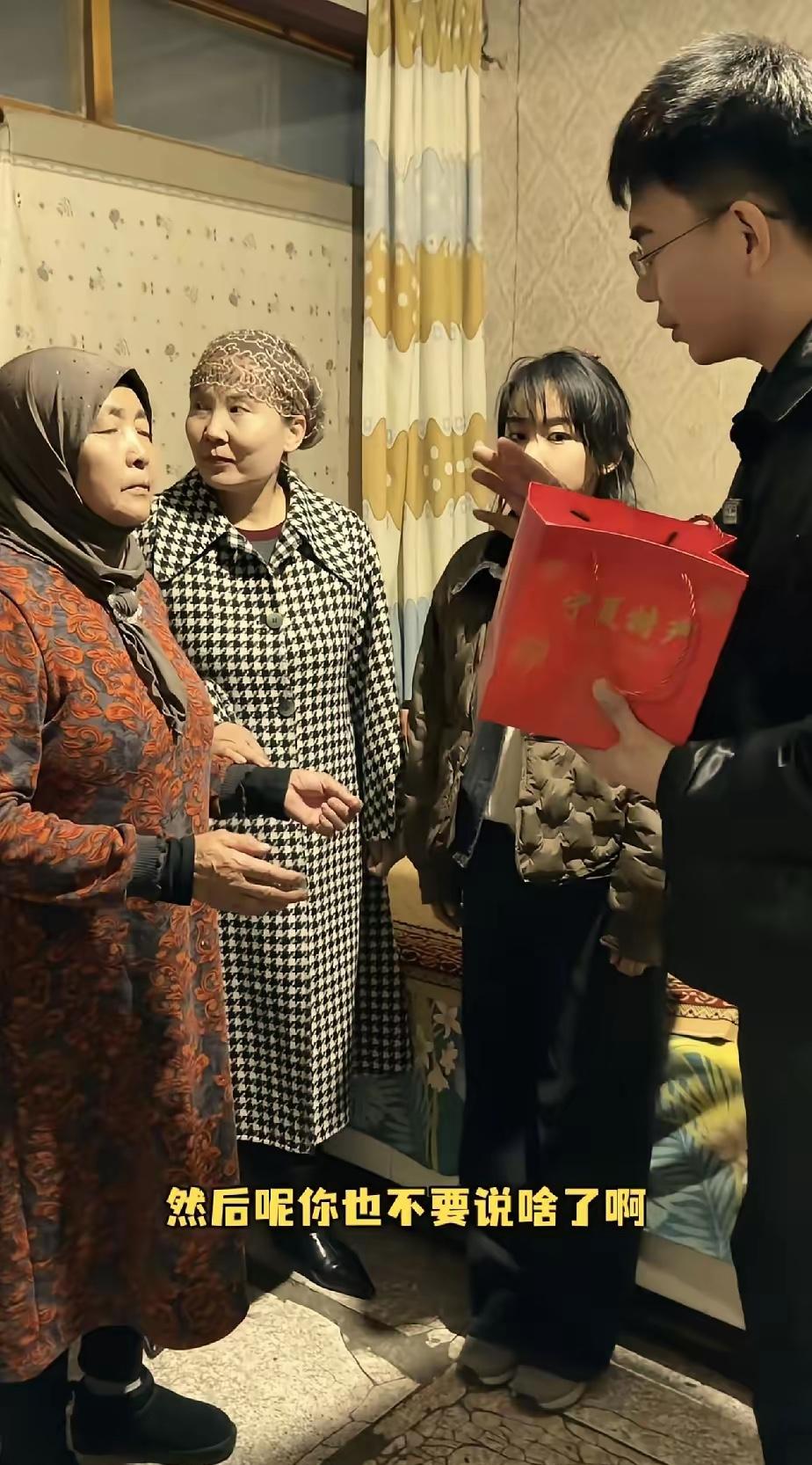 13岁的李佳婷太让人破防了！冰窟里舍身救男童，三上人民日报，现在连餐饮老板都连夜