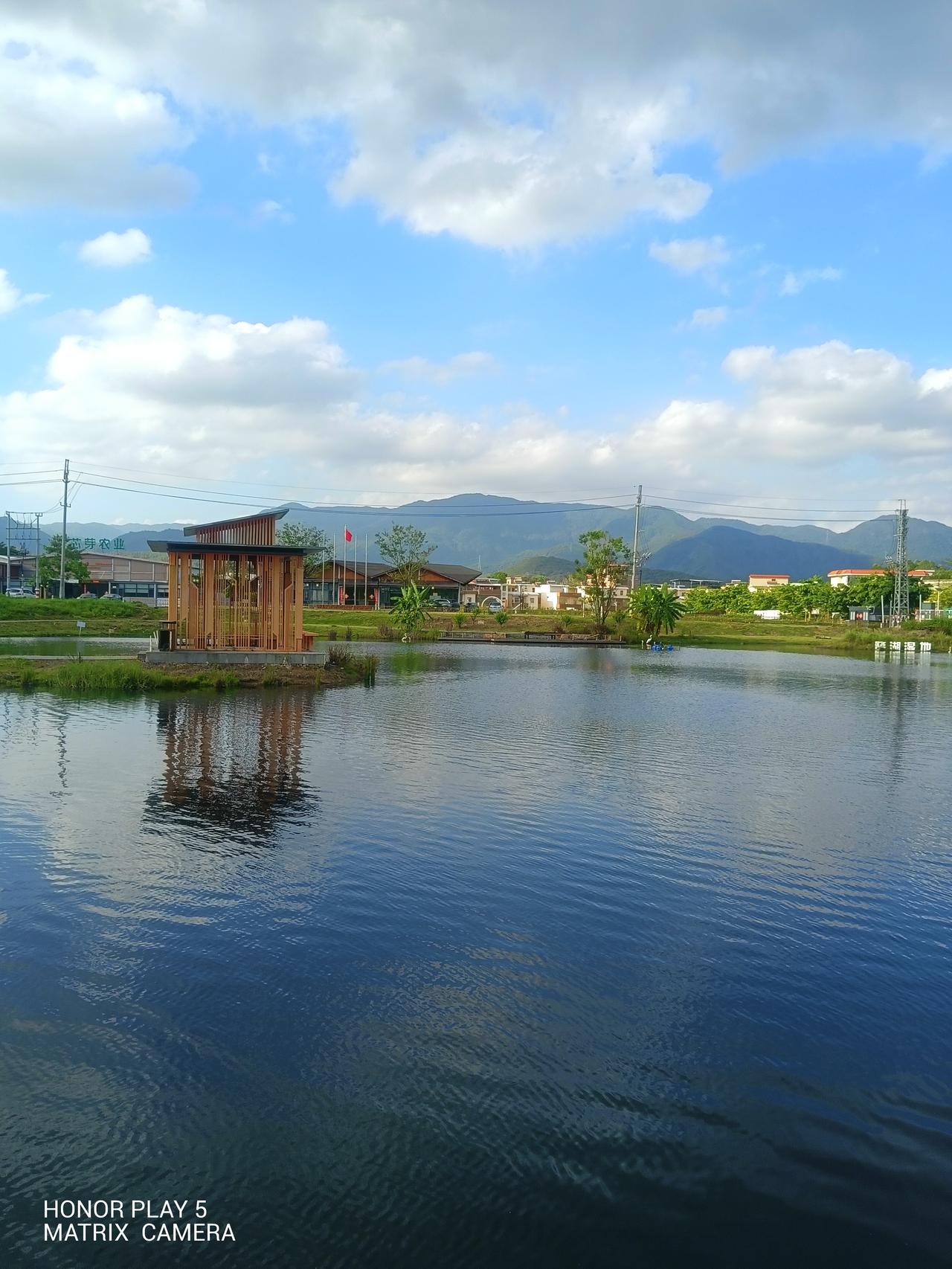 碧海扬帆风掌舵
红光照体客观云