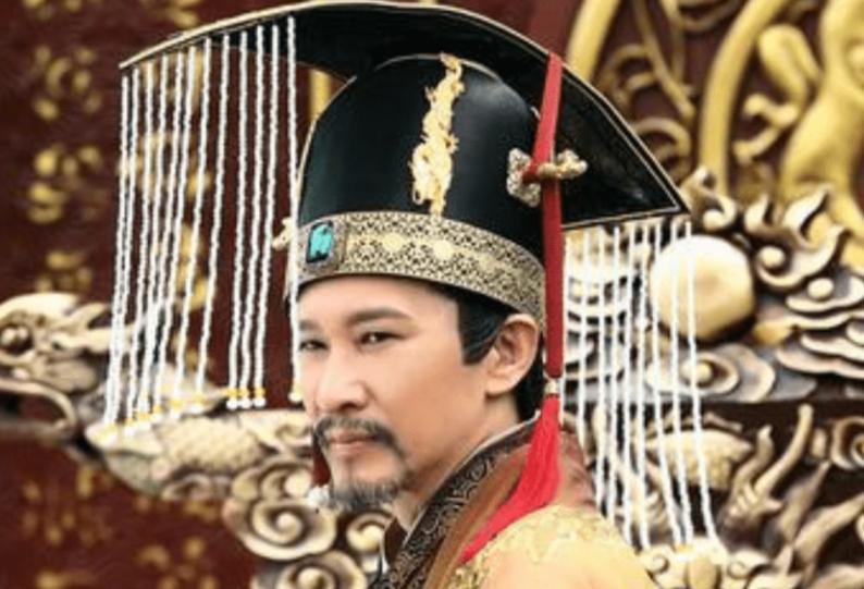 李隆基当了三十多年皇帝，757年被儿子李亨逼着退位。李亨把老爸关在兴庆宫，撤了他