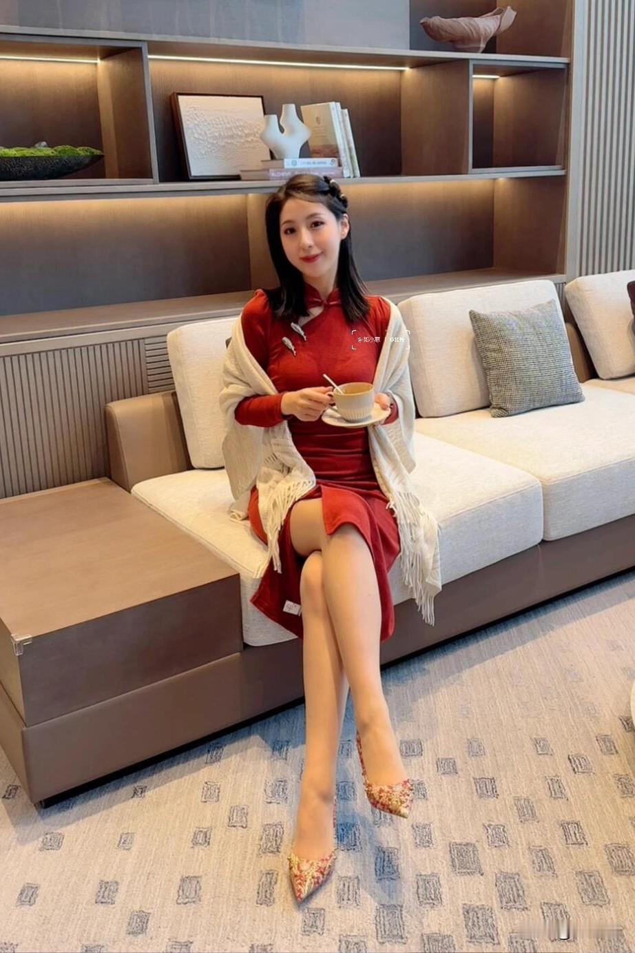 穿新中式参加婚礼👠
来参加姐姐的婚礼啦
特地穿了新中式风格
从头红到脚👠沾好