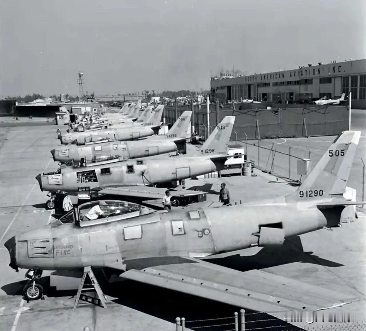 1948年，停放在加利福尼亚州英格尔伍德的北美航空公司工厂外的F-86A-5-N