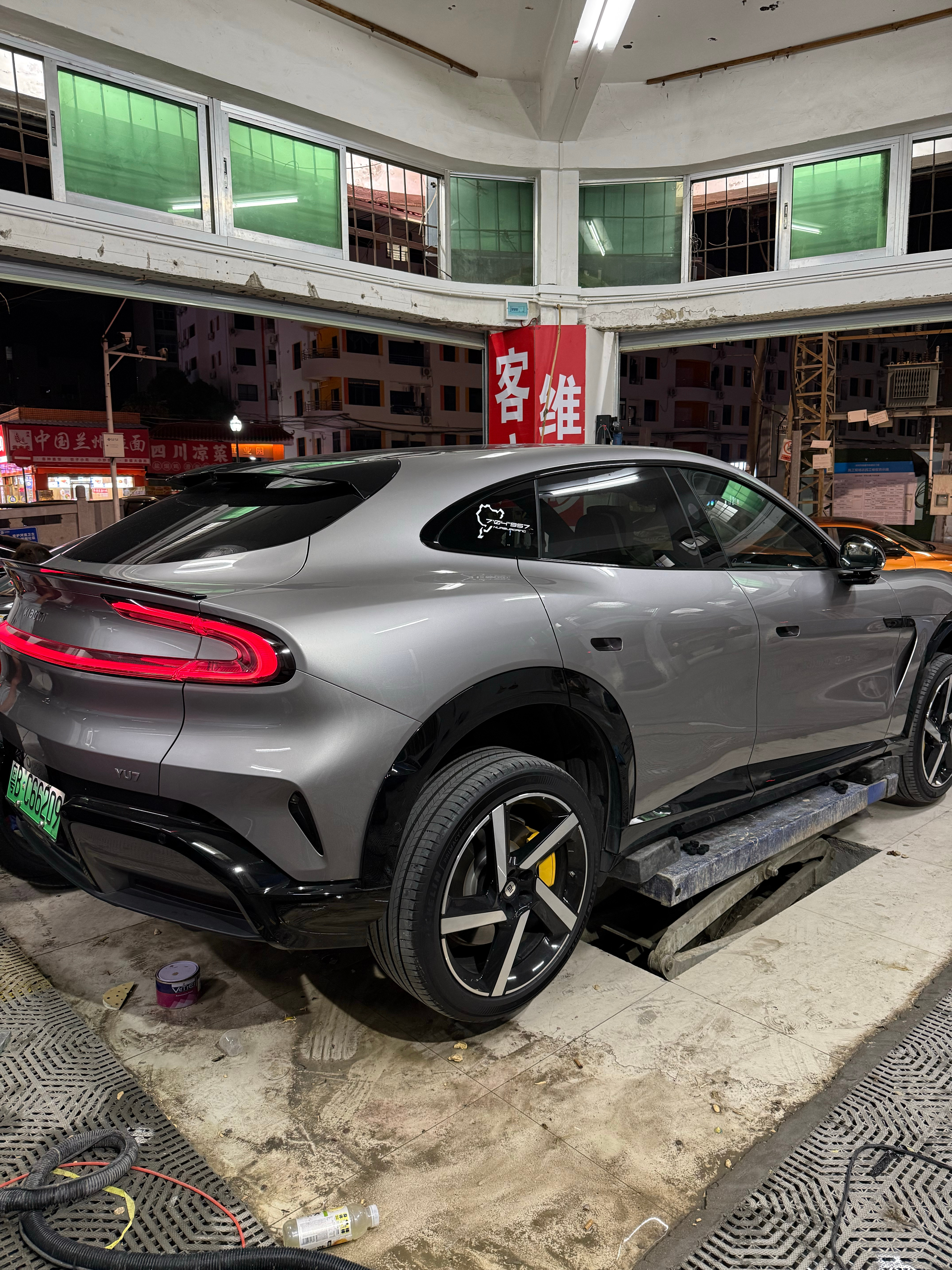 我把小米yu7﻿ 选装的21寸轮胎换成了19寸的标准尺寸，猜猜我要干啥去