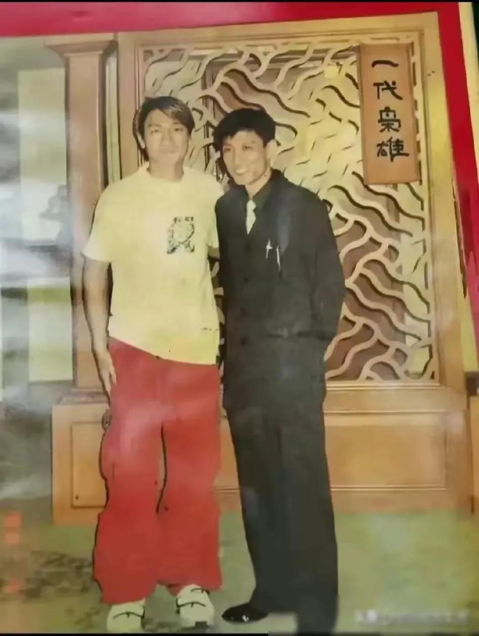 这张图里面的两人，大家认识吗？
本不是同一个圈子里的人居然有了交集。
一个是火到