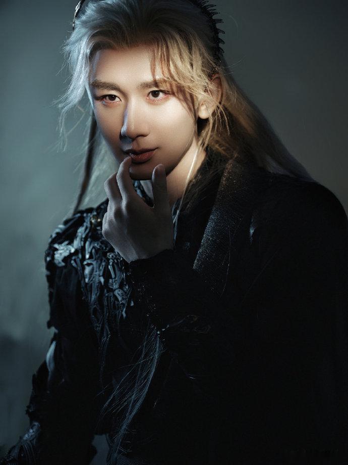 成毅王权富贵白发撕漫男成毅摸唇   破碎感绝了！成毅白发王权富贵眼神清冷，摸唇瞬