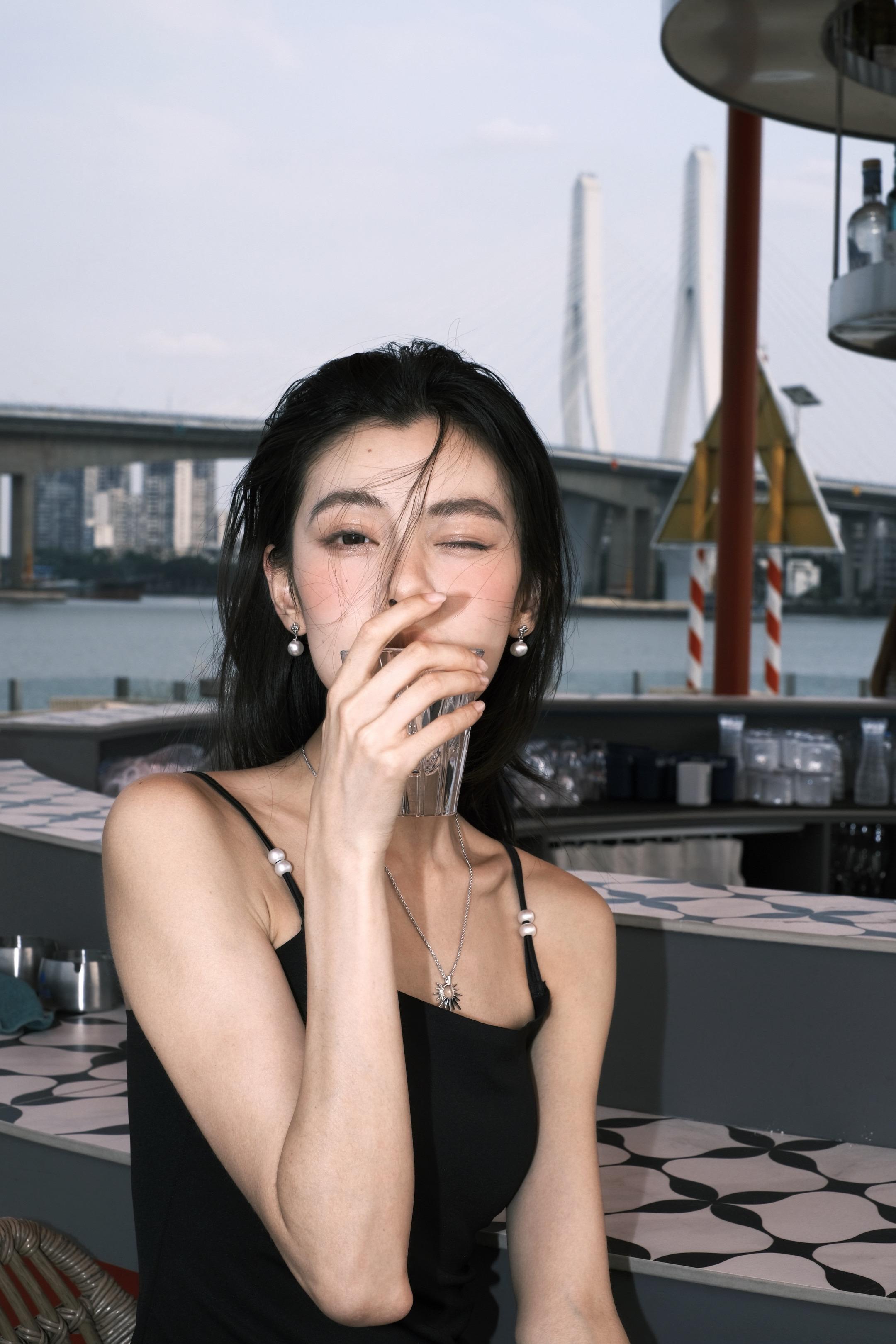 浓颜自带热烈。