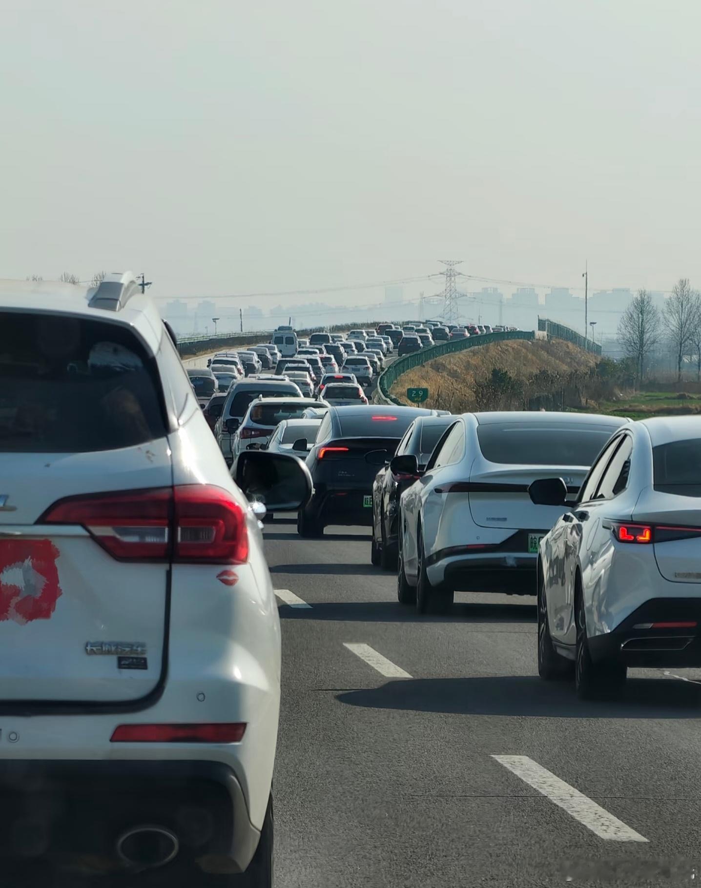 高速堵车从天亮要跑到天黑，原来3个小时的路程今天要9个小时，路上碰到了好几起小事