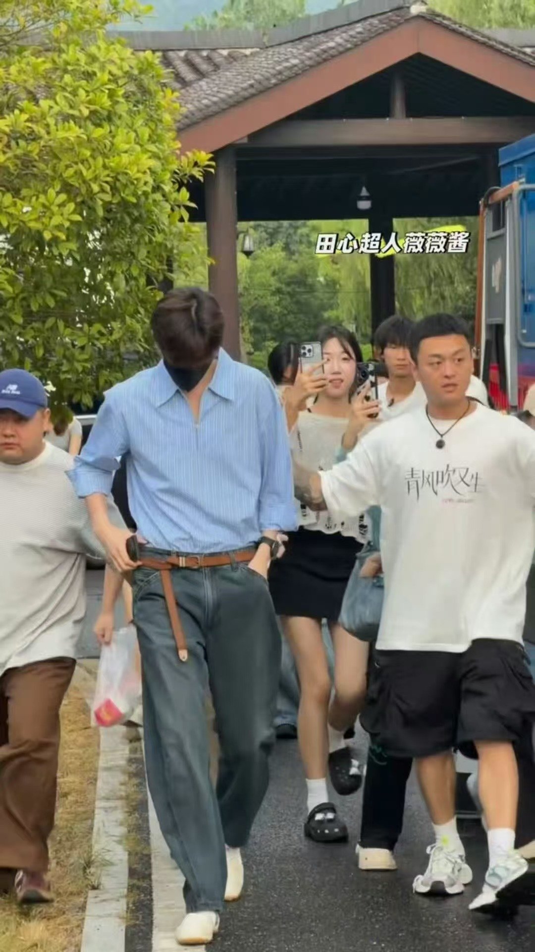 胡一天去田曦薇剧组探班胡一天回国第一件事探班田曦薇胡一天去田曦薇剧组探班了 