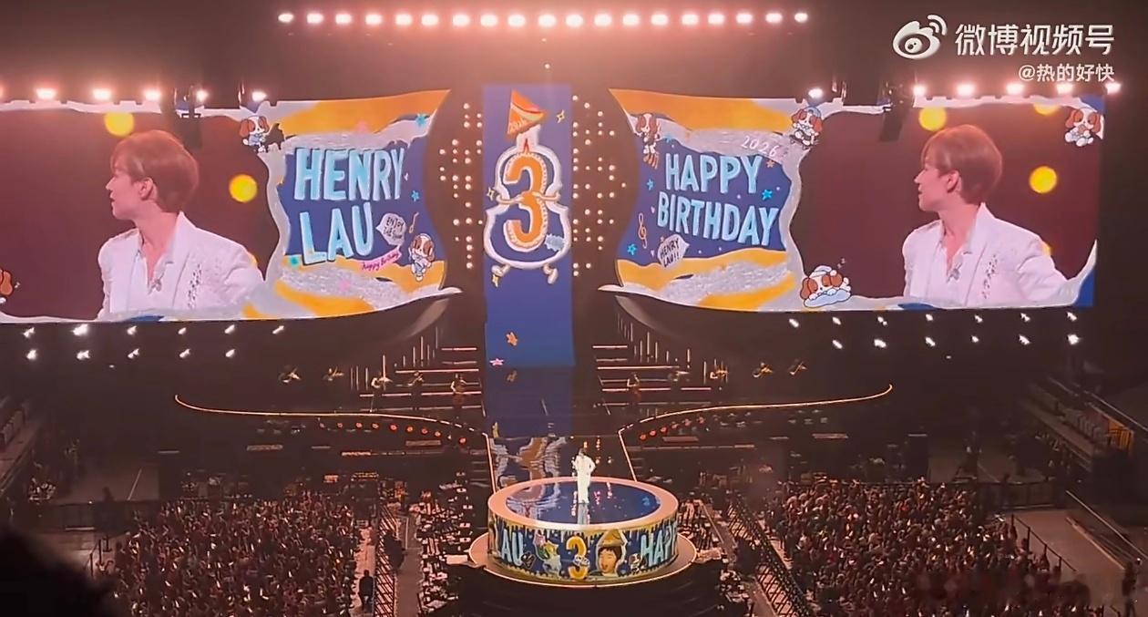 刘宪华生日场粉丝合唱生日歌 演唱会生日环节太戳人，全场合唱生日歌，数字3蜡烛趣味