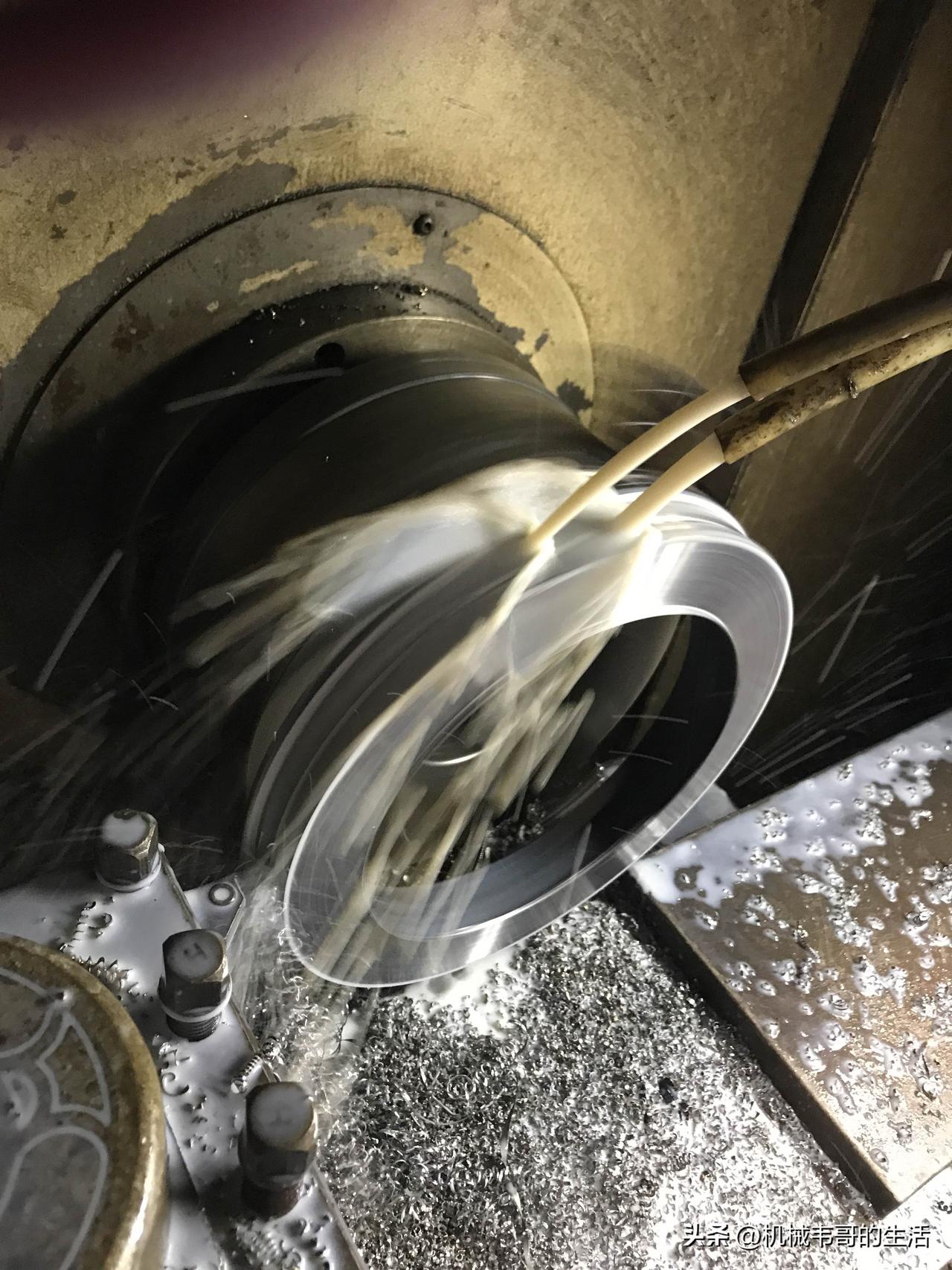 这个工件现在我觉得没有一点难度，就车一下外圆然后车条单边深12mm的宽4mm槽，