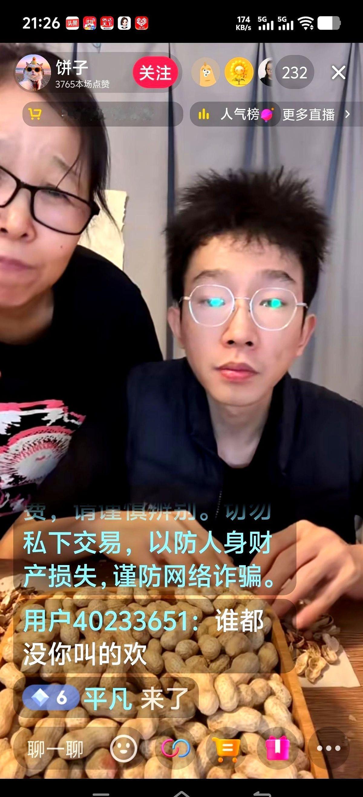 我跟你说，荷叶姐这人，真得写进商学院的案例里。
平台一脚急刹车，把她直播频率给砍