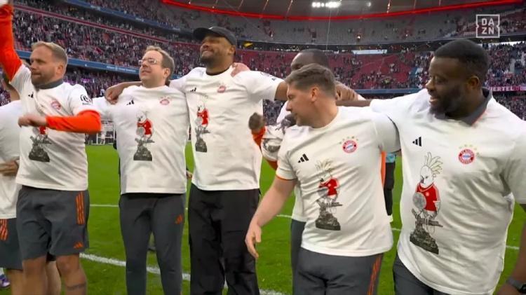 拜仁新的吉祥物鹦鹉瓷质摆件，在上一次拜仁夺冠时，它出现了，如今拜仁再度夺得德甲冠