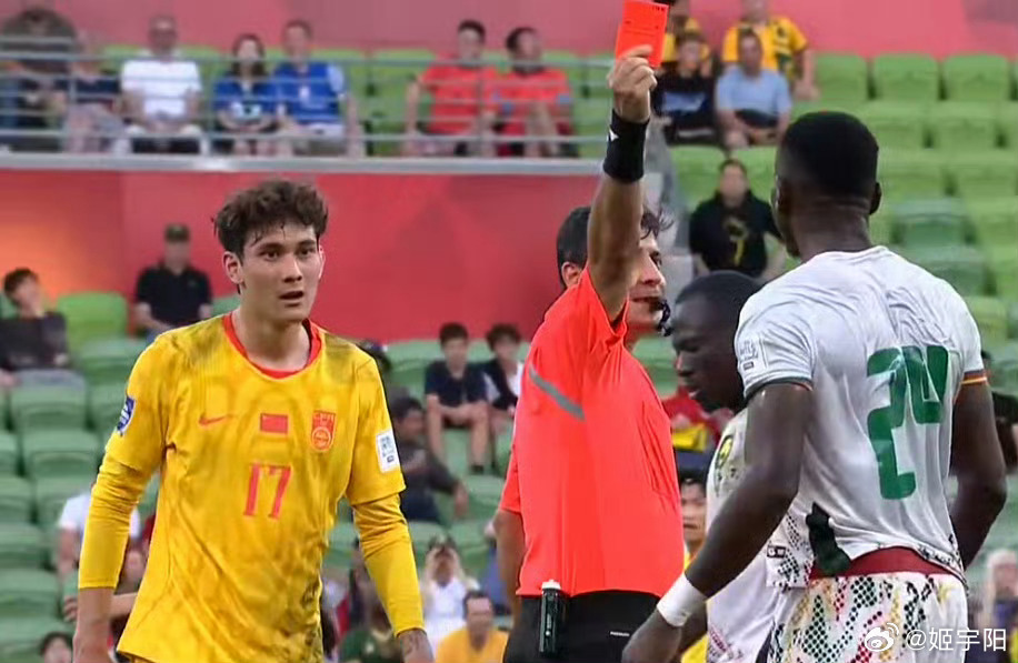 拜合拉木，先是让对方主帅红牌下去。全场比赛结束前，又让对方后卫凯勒两黄变一红被罚