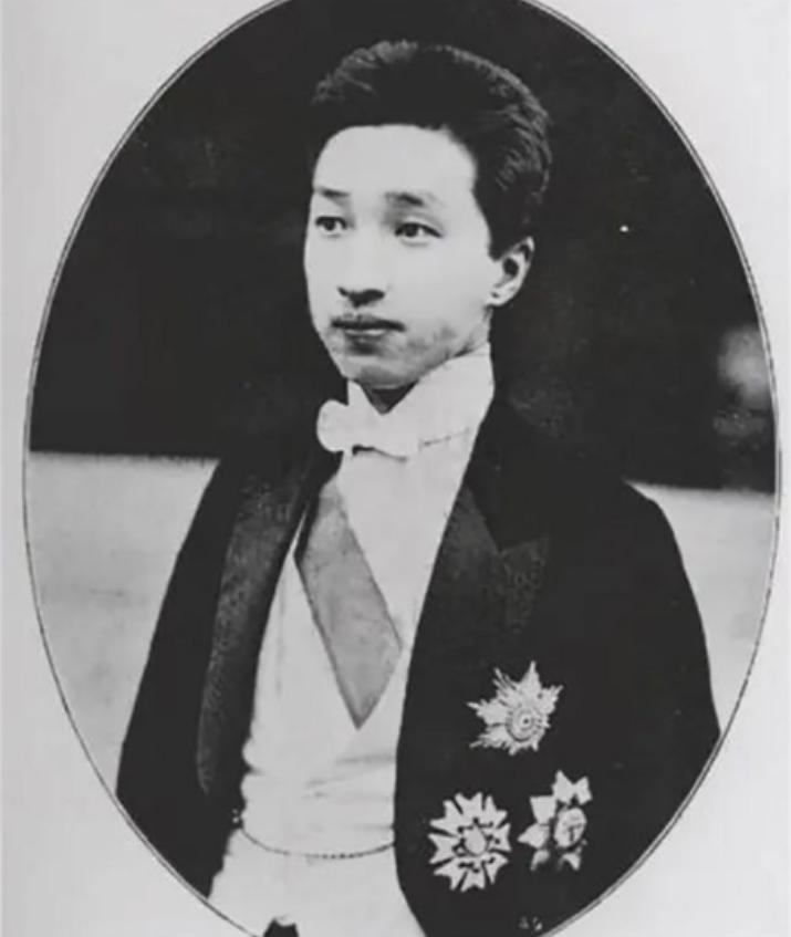 一夜间失去100套房，他从富豪跌落街头，最后饿死在自己家门口。这场噩梦背后，是他