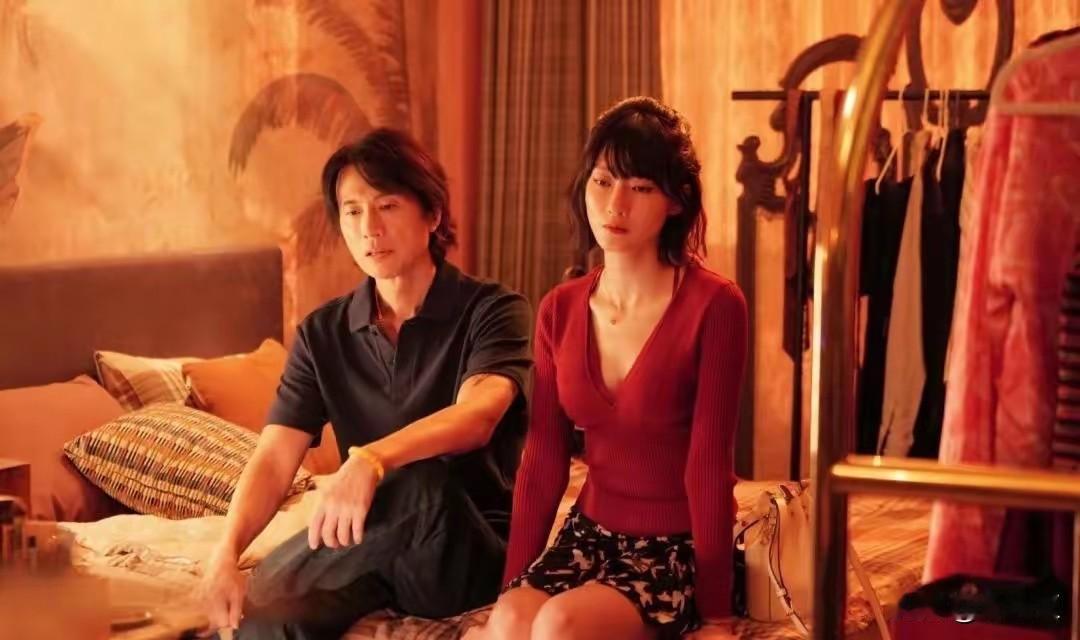 电影《夜王》里，
Mimi这个细节，
真的后劲太大了。

每次她去欢哥家过夜，都