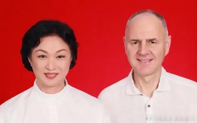 #金星复婚#金星和她的外国老公重新登记结婚了，为了孩子的户口。两个人在一起也挺不