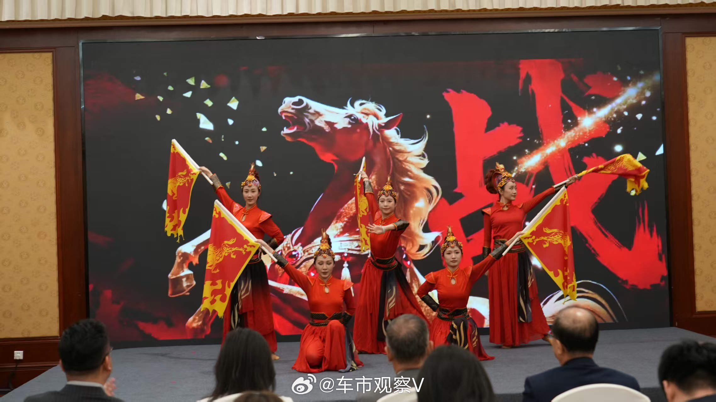 高市早苗访美照片遭日本网友怒喷早苗不像是一国总统，更像是一个吃到糖果的小女孩子，